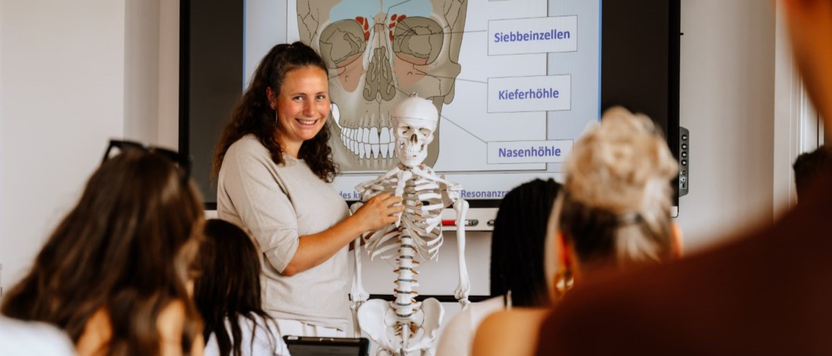 Lehrerin Unterricht medbo Pflegeschule (medbo KU | Frank Hübler)